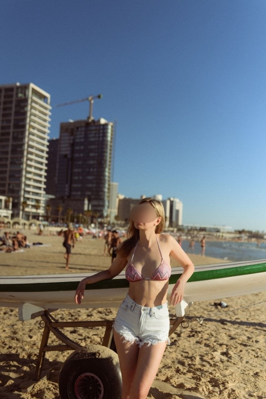 קרוליינה – מעסה פצצה בת 32 בלונדינית – בתל אביב